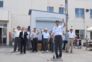 髙橋専務の牛乳で乾杯