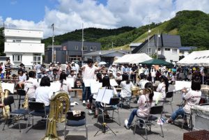 豊富中学校吹奏楽部による演奏